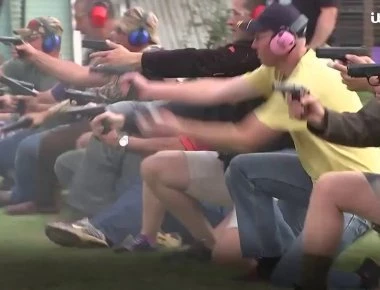 Νότια Αφρική: H λευκή μειονότητα των Africaners παίρνει τα όπλα για να υπερασπιστούν τις περιουσίες τους